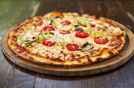 طريقة عمل البيتزا الإيطالية وبيتزا هت في المنزل بالخطوات