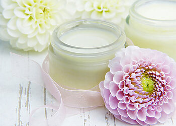 أفضل كريمات تفتيح البشرة وأسعارها