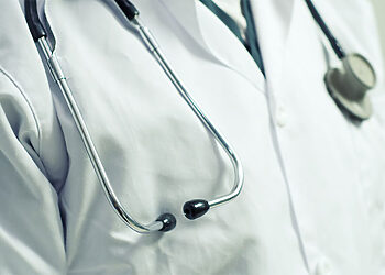 سلم رواتب الأطباء في الإمارات 2026 سلم رواتب الأطباء في الإمارات