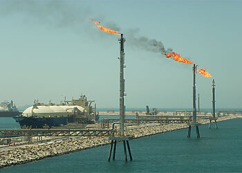 ما مقدار دخل قطر من الغاز سنويًا