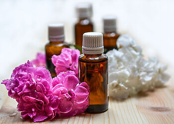 أفضل الزيوت الهندية لتكثيف وتطويل الشعر